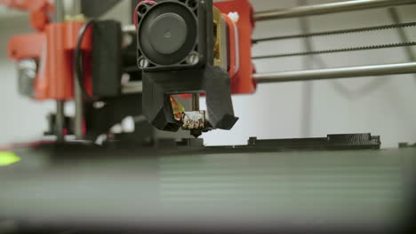 Nahaufnahme-Eines-3D-Druckers,-Der-Ein-Stück-Technologie-Druckt